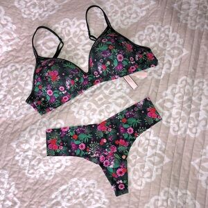 New Victoria's Secret T-Shirt Bra and Thong Panty Matching Set, 34C / L